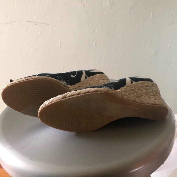 Stuart Weitzman Navy and White Wedge Sandals 9.5 - Picture 7 of 7